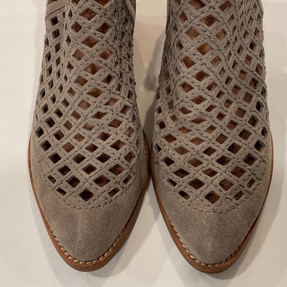 JEFFREY CAMPBELL Taggart Ankle Booties Taupe Suede Size 7.5 Excellent Condition - Picture 7 of 13
